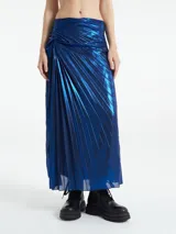 Falda larga plisada de color azul metalizado con drapeado lateral.