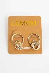 Aros colgantes compuestos por un aro principal texturizado en tono dorado de donde cuelgan argollas entrelazadas en tonos dorado y plateado.