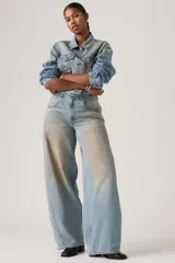 Jean de corte barrel con diseño super baggy, tiro medio y pierna ancha con costuras laterales curvas. Presenta un lavado desgastado con efecto vintage.