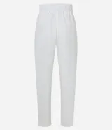Pantalón de vestir blanco, modelo carrot, con cintura elástica en la espalda, cierre por cremallera y botón, detalle fruncido en el bajo y bolsillos laterales.