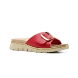 Sandalia casual de cuero sintético color rojo con hebilla dorada ajustable. Plataforma beige con detalle de línea dorada y plantilla anatómica con soporte de arco.