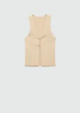 Top color beige de tejido de punto fino con detalle de abertura, tirantes anchos, escote de pico, diseño recto, detalle cruzado y diseño entallado.