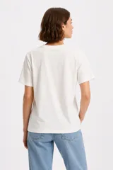 Remera de algodón de manga corta y calce holgado, con cuello redondo y diseño floral frontal realizado con studs metálicos.