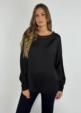 Blusa azul de mangas largas con puños elásticos y cuello redondo con detalle de volados.