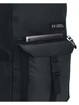 Mochila Under Armour color negro con compartimento principal amplio, bolsillo frontal con cierre y solapa con hebilla ajustable. Incluye compartimento acolchado para portátil y bolsillos laterales.