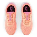 Championes New Balance 520 V8 para mujer, color salmón con detalles en plateado, blanco y lila. Capellada de malla sin costuras, entresuela de espuma EVA y cierre con cordones.