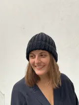 Gorro de lana negro tejido a mano en punto elástico con lana merino uruguaya.