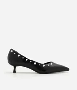 Zapato estilo kitten heel de cuero sintético negro, con punta fina y aplicación de pequeñas tachas metálicas a lo largo del borde superior.