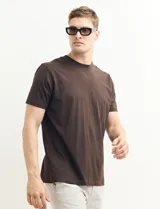 Remera verde militar de manga corta y cuello redondo.