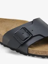 Sandalia Birkenstock Catalina, color negro, con hebilla metálica ajustable y plantilla anatómica de corcho y látex.