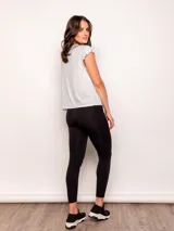 Calza larga negra de tiro medio, sin costuras laterales.