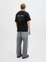 Remera básica de manga corta y color negro, con cuello redondo y diseño clásico para uso diario. Presenta un pequeño estampado tipográfico en el pecho.