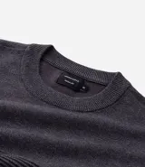 Suéter de punto para hombre con cuello redondo y manga larga. Presenta un diseño combinado con una parte superior lisa y una parte inferior con canalé texturizado horizontal. Marca Marfinno.
