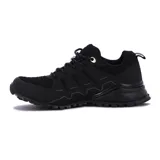 Zapatillas de trekking negras con cordones, capellada de mesh y detalles en material sintético. Suela de goma con tecnología Grip para mayor tracción en terrenos irregulares.