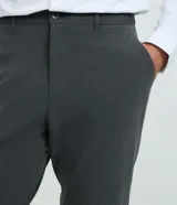 Pantalón slim masculino de corte ajustado, color negro, con cierre frontal y trabillas en la cintura.