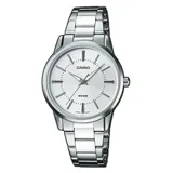 Reloj analógico Casio para mujer, con caja y correa de acero inoxidable plateado. Esfera redonda blanca con marcadores de hora aplicados en tono plateado y agujas en tono verde claro. Indicador de resistencia al agua WR 50M.