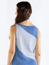Vestido midi de punto sin mangas con diseño de rayas diagonales bicolor en tonos azul y celeste, escote bote y aberturas laterales en el dobladillo.