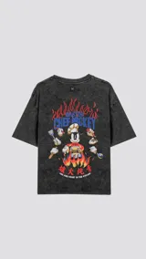 Remera de manga corta con cuello redondo y calce oversize, confeccionada en algodón premium con efecto de lavado nevado. Presenta un estampado gráfico en la espalda con Mickey Mouse vestido de chef rodeado de llamas y utensilios de cocina, junto con inscripciones en inglés y caracteres asiáticos.