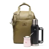 Mochila matera de diseño vertical en cuero sintético color verde oliva. Cuenta con doble asa superior de cinta reforzada, correa ajustable y extraíble para llevar al hombro, y placa metálica con logo XL en el frente.