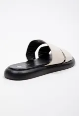 Sandalia color marrón claro de símil cuero con doble cinta ancha y plataforma de 2 cm.