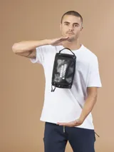 Neceser azul con logo de la marca en blanco.