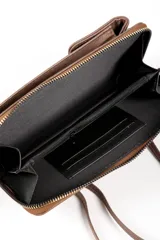 Bandolera tipo porta celular con cierre perimetral, bolsillo frontal con solapa y correa larga ajustable y extraíble.