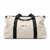 Bolso de viaje amplio y funcional de color beige, con asas de mano y correas en color negro. Presenta cierre superior, bolsillos laterales y la palabra "peach" estampada en el frente.