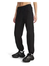 Pantalón deportivo tipo jogger Under Armour modelo Unstoppable Woven, color negro, de corte relajado con cintura elástica y puños elastizados en los tobillos.