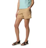 Short de tiro medio color beige, confeccionado con tecnología repelente al agua y manchas. Cuenta con trabillas para cinturón, bolsillos laterales, bolsillo de seguridad con cremallera, bolsillo posterior con velcro y trabilla multiusos.