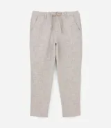 Pantalón masculino de corte relajado confeccionado en tejido oxford de algodón. Presenta cintura con trabillas y lazo ajustable, bolsillos laterales y traseros.
