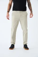 Pantalón chino de gabardina color negro, de corte regular, con logo bordado.