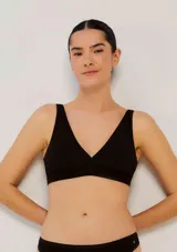 Soutien triangular negro con breteles anchos y banda elástica inferior.