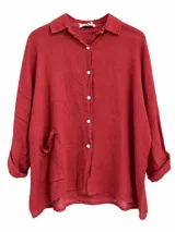 Camisa oversize color bordó con cuello camisero, cierre frontal de botones claros, mangas largas y un bolsillo aplicado en el frente.