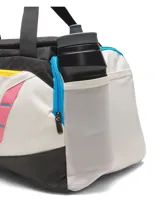 Bolso deportivo Under Armour modelo Undeniable 5 Duffle S, con diseño multicolor que combina blanco, negro, rosa, amarillo y azul. Cuenta con compartimento principal con cierre, correas de mano y correa de hombro ajustable con hombrera acolchada.