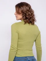 Polera negra de manga larga y cuello alto con textura de pequeños calados.