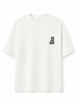 Remera blanca de manga corta y corte oversize, con pequeño estampado tipográfico en el pecho con la leyenda "WE ARE HERE".