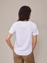 Remera blanca de algodón con cuello en V y logo bordado en el pecho.