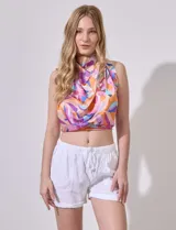 Short color verde militar de tencel, marca Workshop, con pretina ancha elastizada con lazo de ajuste y bolsillos delanteros.