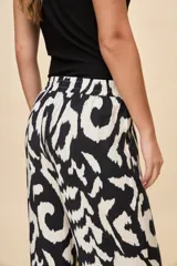 Pantalón ancho estampado de corte amplio y fluido, con cintura elastizada y lazo ajustable.