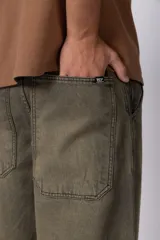 Jean baggy de corte amplio y relajado, color celeste claro, con diseño de pierna ancha y estilo urbano.
