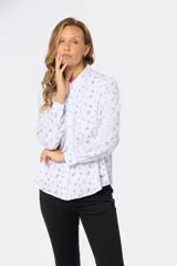 Camisa blanca con estampado de hojas en color gris, de manga larga y corte clásico.