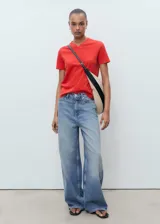 Camiseta de manga corta con cuello en pico, confeccionada en algodón regenerativo de gramaje medio, con diseño recto y ajuste regular.
