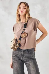 Remera de algodón peinado color gris oscuro con efecto lavado, corte oversize y mangas cortas tipo capa.