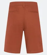 Bermuda de sarga color blanco, de corte recto y diseño básico con bolsillos laterales y traseros.