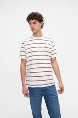 Remera de manga corta en color rosado, confeccionada en jersey de algodón lavado con diseño de rayas horizontales oscuras y un pequeño bordado en el pecho.