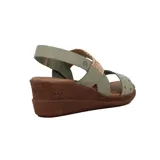 Sandalia de taco chino color marrón, con tiras de cuero con perforaciones y detalles textiles en el empeine, y tira ajustable en el talón.