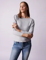 Buzo tejido en hilado fino color gris, marca Vila Milano. Manga ¾ con pliegue en hombro. 