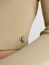 Cárdigan cropped de punto de canalé color beige, con cierre de corchete, mangas largas y logo bordado de Calvin Klein en el bajo.