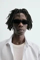 Camisa slim fit de algodón color celeste, con cuello italiano, manga larga y puños con botón. Cierre frontal de botonadura.