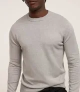 Suéter masculino de cuello redondo y manga larga, confeccionado en tejido de malla con textura de cuadros grid. Presenta un diseño minimalista y versátil, ideal para diversas ocasiones.